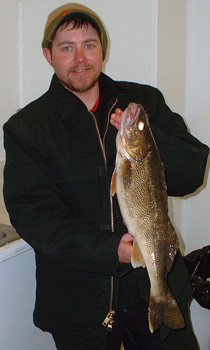 Ice Fishing - Minnesota Family Resorts - Little Winnie Resort in